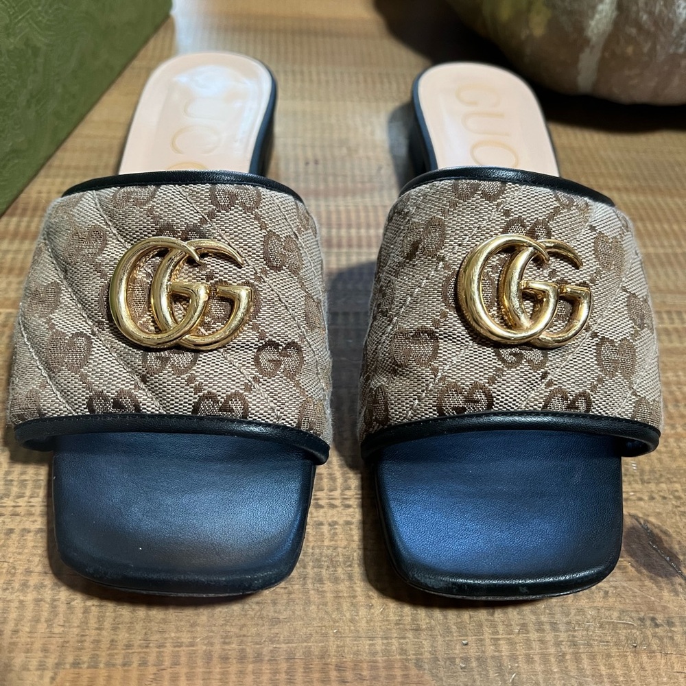 Gucci sandals in normal wear not really used more than like 5 times. Size 39